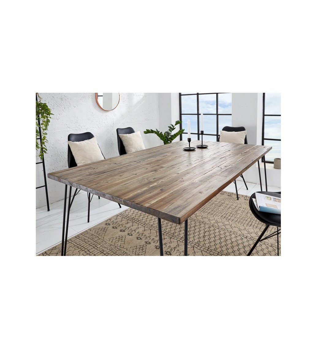 Stół z drewna akacjowego do jadalni w stylu loft.