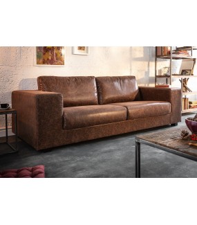 Przepiękna sofa wykonana w kolorze brazowym.