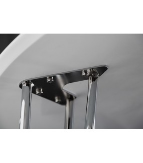 Okrągły stół na metalowych chromowanych nogach idealnie wpisze się do klasycznego salonu oraz w stylu glam.