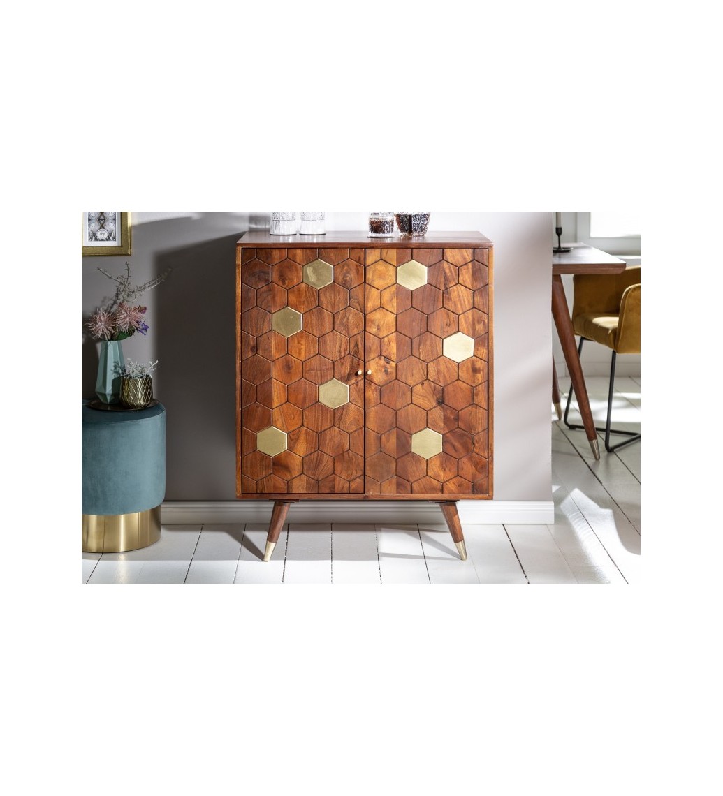 Piękny rustykalny barek Mystic Living idealnie wpisze się do klasycznego salonu lub pokoju  w stylu vintage.