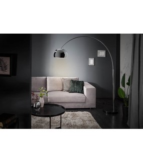 Srebrna lampa świetnie będzie się prezentować w salonie zaaranżowanym w stylu glamour oraz klasycznie urządzonym pokoju.