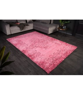 Piękny różowy dywan Pope 240 cm x 160 cm świetnie wpisze się do wnętrz nowoczesnych, klasycznych, modern, industrialnych.