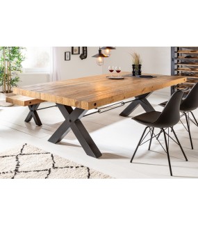 Przepiękny stół  z blatem z drewna sosnowego osadzony na czarnych metalowych nogach