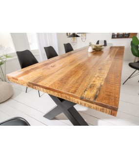 Stół z drewna mango idealnie wkomponuje się do wnętrza salonu w stylu przemysłowym.