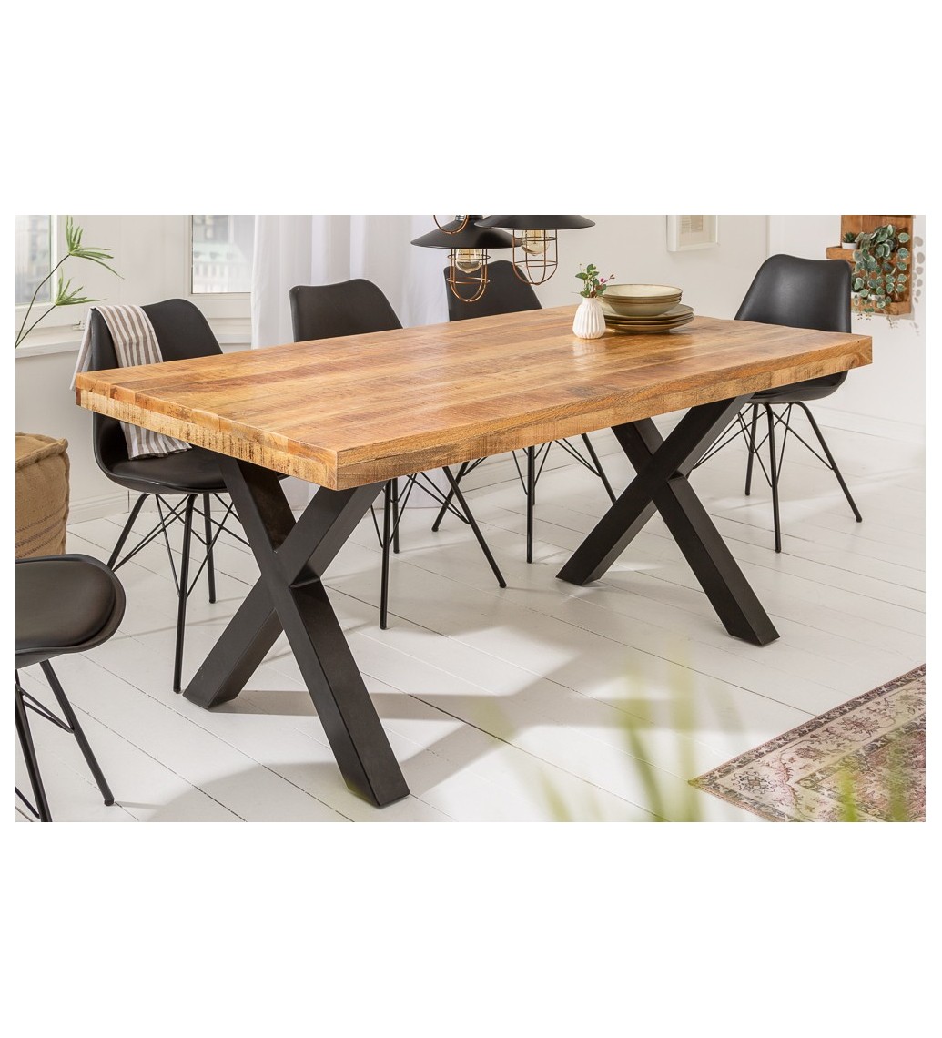 Industrialny stół do salonu na nogach w kształcie litery "X" idealnie wpisze się do salonu w stylu przemysłowym.