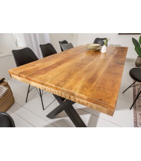 Industrialny stół do salonu na nogach w kształcie litery "X" idealnie wpisze się do salonu w stylu przemysłowym.