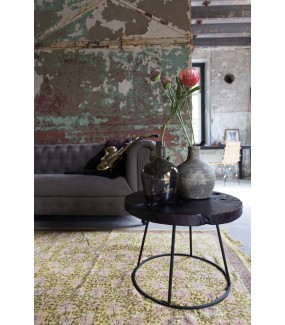 Stolik Kraton czekoladowy brąz idealny do pokoju w stylu vintage lub industrialnym.