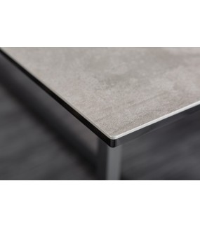 Stół SZMARAGD 200 w optyce betonu świetnie będzie wyglądał w salonie urządzonym w stylu glam.