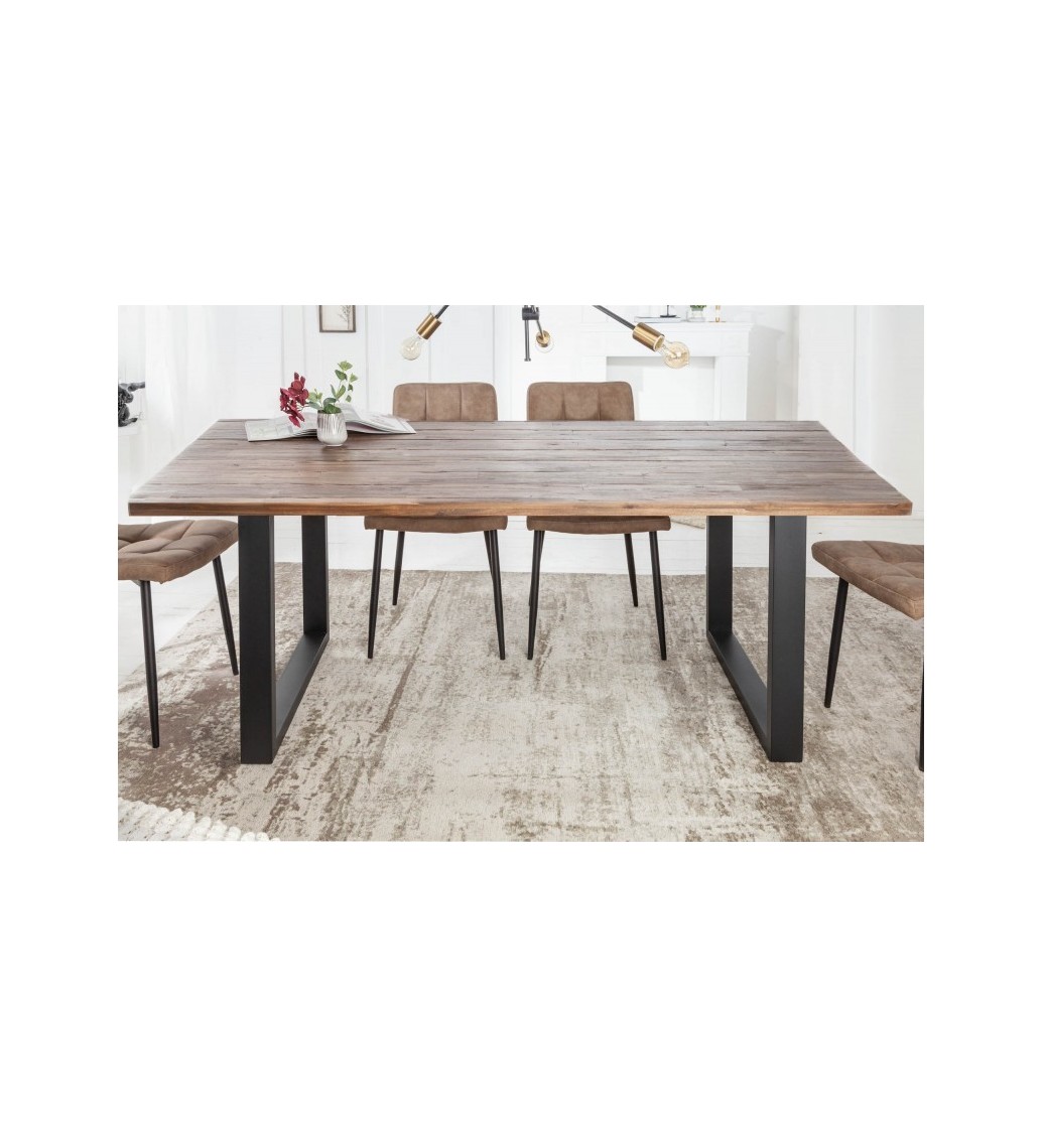 Stół z drewna CHIOMA będzie pięknym i funkcjonalnym dodatkiem do pokoju dziennego w stylu nowoczesnym