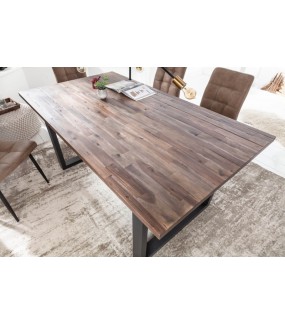 Stół CHIOMA będzie pięknym i funkcjonalnym dodatkiem do pokoju dziennego w stylu nowoczesnym