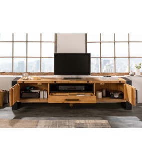 Industrialny stolik pod TV do salonu lub pokoju dziennego urządzonego w surowym stylu przemysłowym.