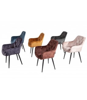 Wygodne krzesło tapicerowane w stylu chesterfield do salonu w stylu retro. Sprawdzi się w nowoczesnym pokoju dziennym
