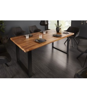 Stół z drewna litego sheesham na metalowych nogach w stylu industrialnym.