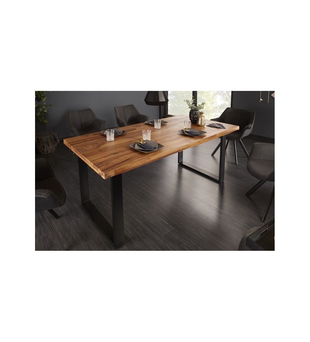 Stół z drewna litego sheesham na metalowych nogach w stylu industrialnym.
