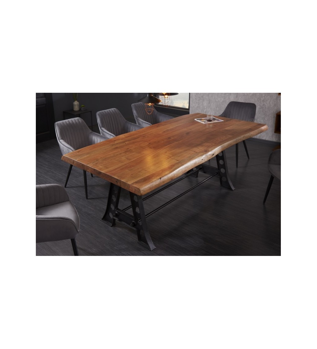 Stół Magnum z drewna akacji idealnie sprawdzi się w jadalni w stylu industrialnym oraz w nowoczesnym pokoju czy salonie.