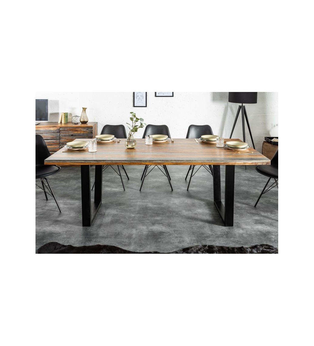 Stół z blatem z drewna akacjowego oraz metalowymi nogami do salonu w stylu industrialnym