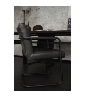 Wygodny czarny fotel będzie idealny do salonu w stylu nowoczesnym.