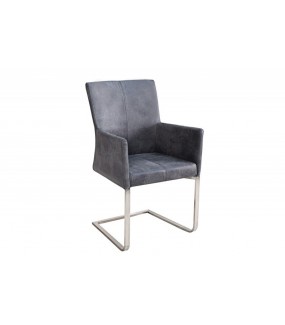 Wygodne krzesło z podłokietnikami będzie idealne do salonu w stylu klasycznym jak i zaaranżowanym w nowoczesnym stylu.