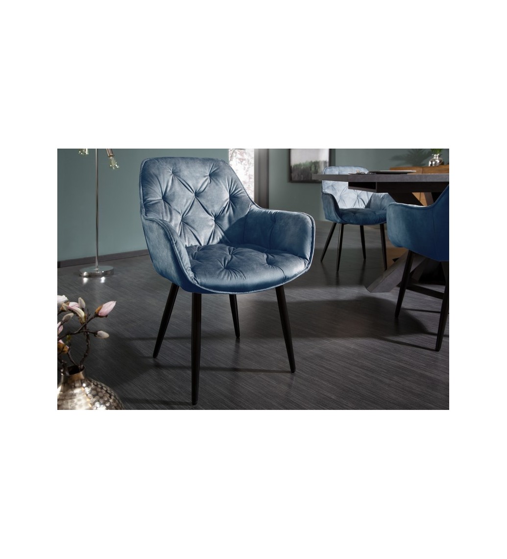 Wygodne tapicerowane krzesło świetnie się odnajdzie w industrialnym wnętrzu oraz rustykalnym pokoju dziennym.