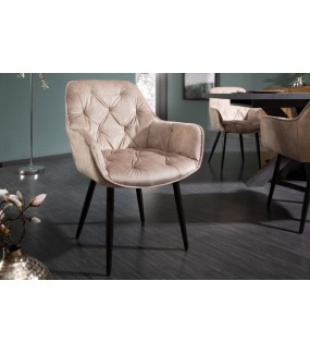 Wygodne krzesło tapicerowane w stylu chesterfield do salonu w stylu retro. Sprawdzi się w nowoczesnym pokoju dziennym