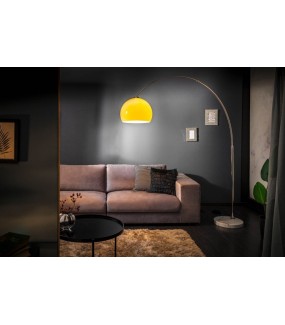 Lampa podłogowa świetnie zaprezentuje się w pokoju w stylu nowoczesnym oraz klasycznym.