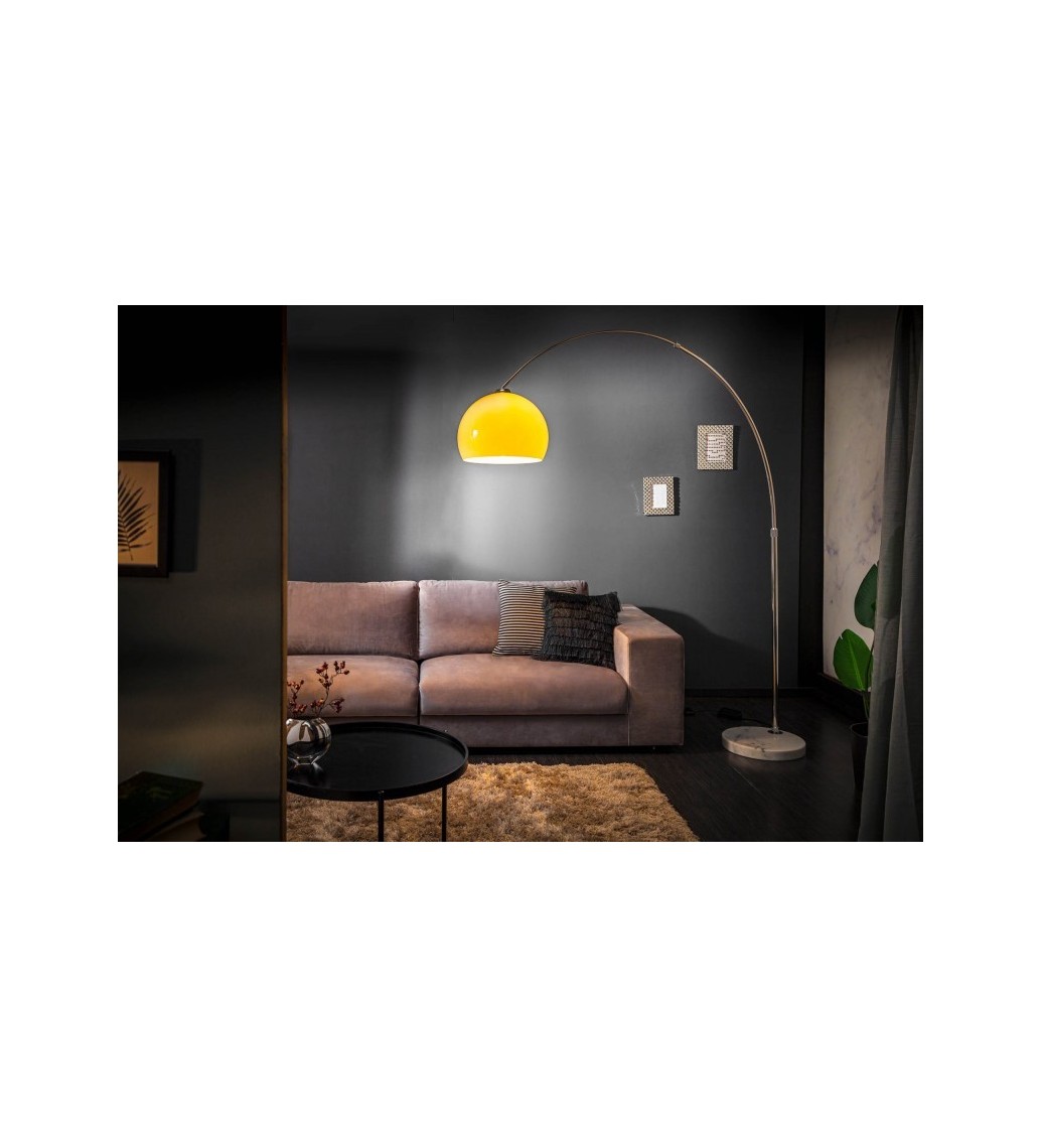 Lampa podłogowa świetnie zaprezentuje się w pokoju w stylu nowoczesnym oraz klasycznym.