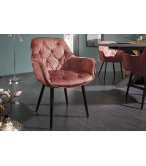 Wygodny fotel do salonu w stylu nowoczesnym lub pokoju w stylu barockowym.