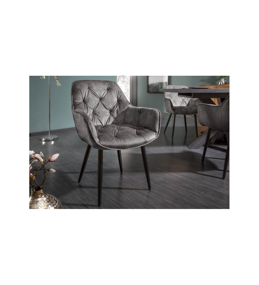 Wygodne krzesło tapicerowane w stylu chesterfield do salonu w stylu retro.