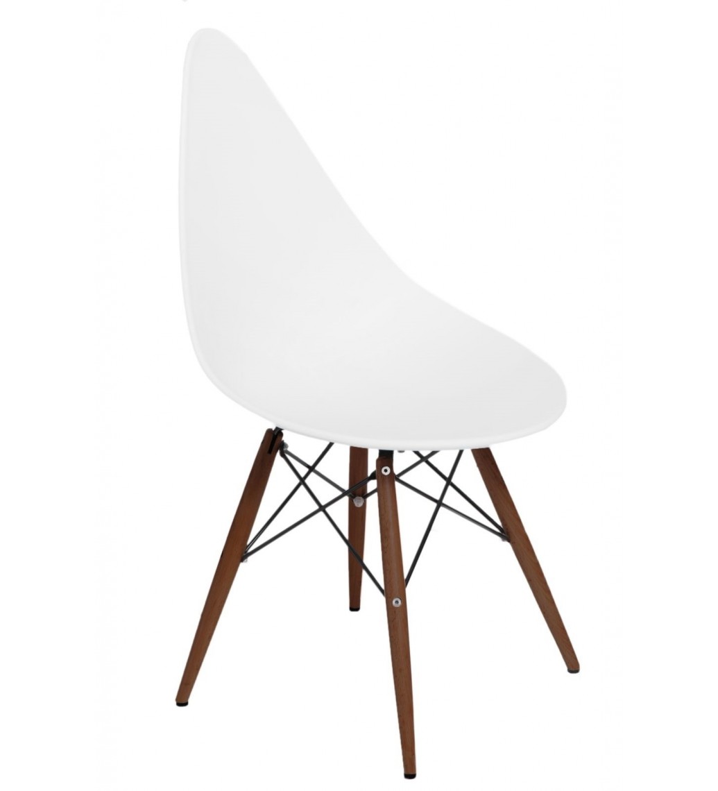 Krzesło o ciekawym oparciu świetnie będzie się prezentować w eklektycznym salonie lub nowoczesnej jadalni.