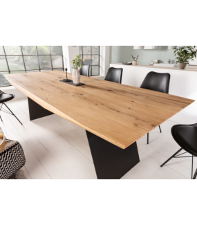 Stół dębowy z ozdobną belką idealny do industrialnego salonu lub skandynawskiej jadalni.