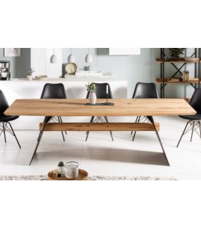 Stół dębowy z ozdobną belką idealny do industrialnego salonu lub skandynawskiej jadalni.