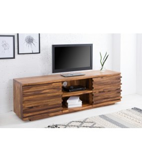 Stolik drewniany pod TV idealnie sprawdzi się w skandynawskim pokoju. Świetnie zaaranżuje wnętrze nowoczesnego pokoju dziennego.