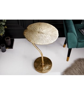 Stolik kawowy Leaf 42 cm złoty idealnie sprawdzi się w salonie w stylu glam.