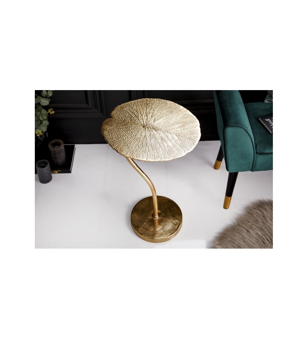 Stolik kawowy Leaf 42 cm złoty idealnie sprawdzi się w salonie w stylu glam.