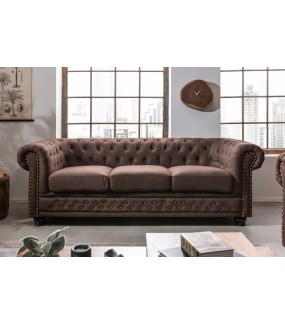 Piękna i wygodna 3 osobowa sofa Chesterfield II w odcieniu brąz vintage idealna do salonu w stylu chesterfield.